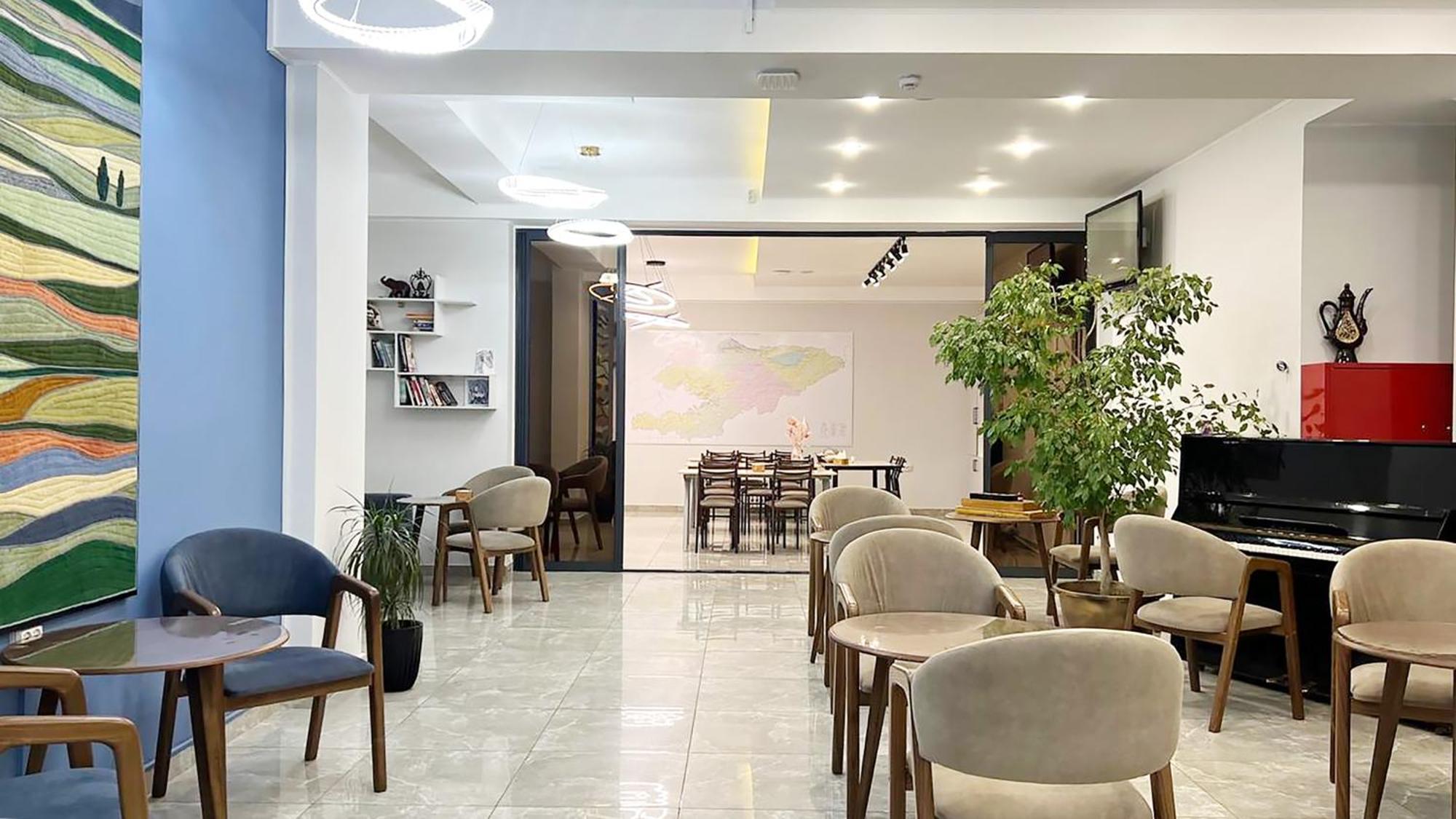 Compass Hostel Bishkek Exterior foto